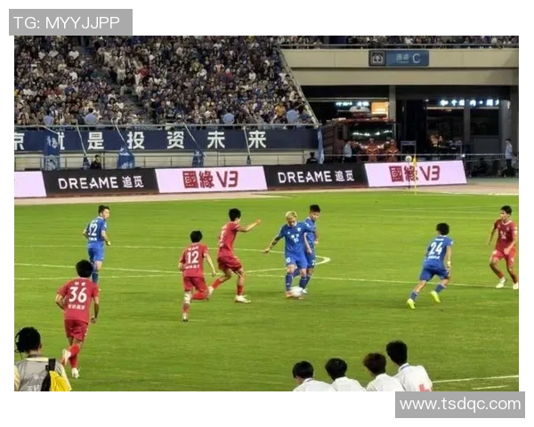 足球明星亲临活动现场与球迷互动共庆足球盛宴欢乐无限 足球明星亲临活动现场与球迷互动共庆足球盛宴欢乐无限